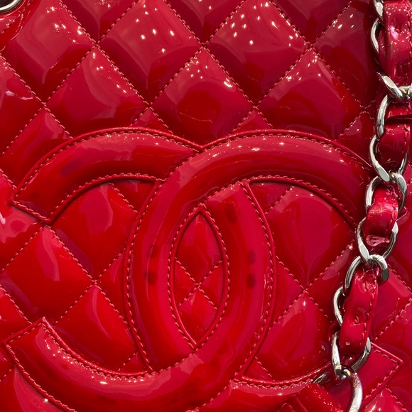 Beautiful Chanel red patent leather tote - Picture 3 of 7